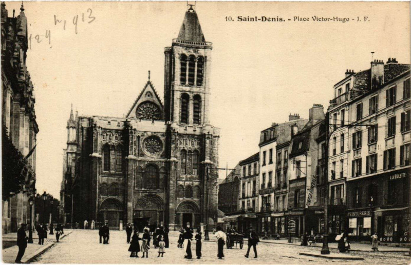 Carte postale ancienne Saint-Denis - Place Victor-Hugo à Saint-Denis
