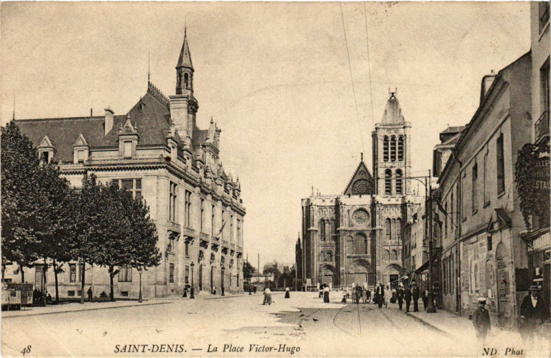 Carte postale ancienne Saint-Denis - La Place Victor-Hugo à Saint-Denis