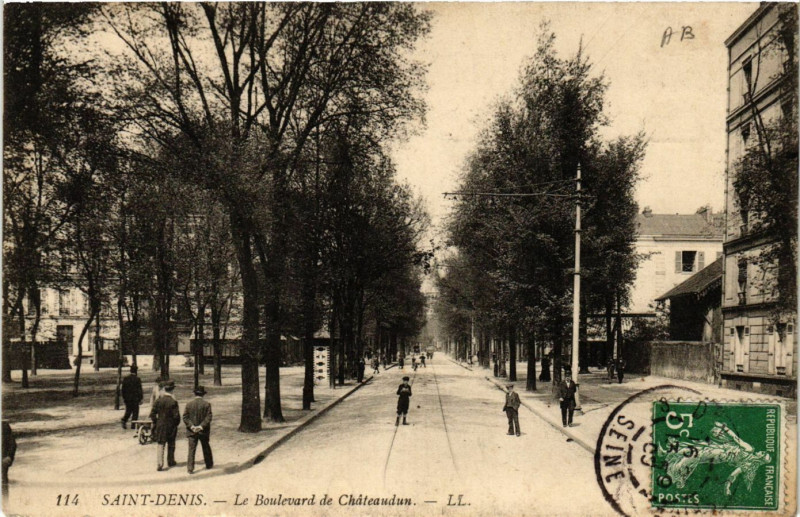 Carte postale ancienne Saint-Denis - Le Boulevard de Chateaudun à Saint-Denis
