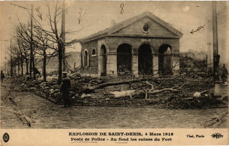 Carte postale ancienne Explosion de Saint-Denis 4 Mars 1916 - Poste de Plice - Au fond les à Saint-Denis
