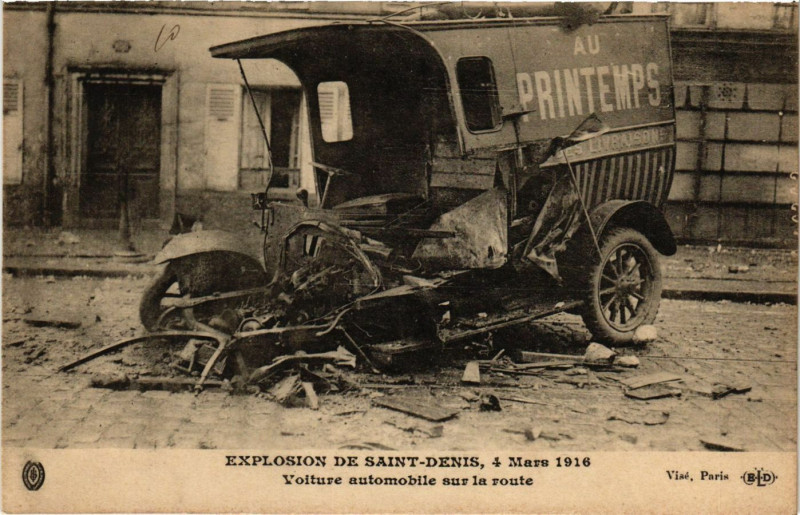 Carte postale ancienne Explosion de Saint-Denis 4 Mars 1916 - Voiture automobile sur la à Saint-Denis