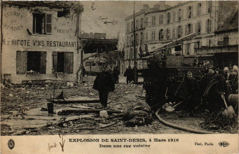 Carte postale ancienne Explosion de Saint-Denis 4 Mars 1916 - Dans une rue voisins à Saint-Denis