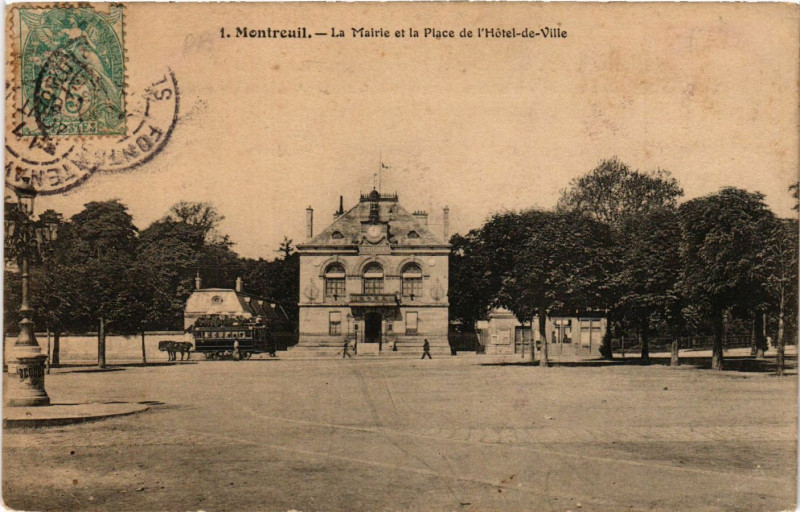 Carte postale ancienne Montreuil - La Mairie et la Place de l'Hotel-de-Ville à Montreuil