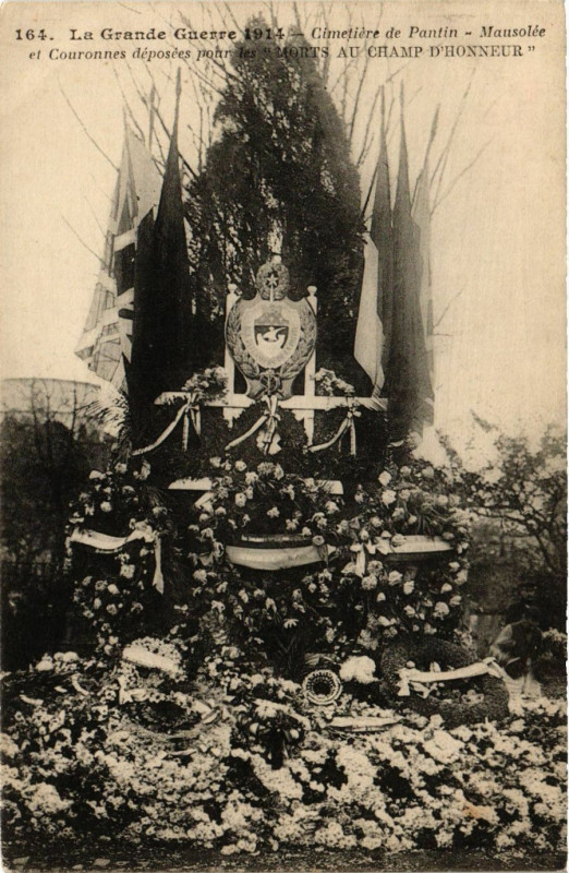 Carte postale ancienne La Grande Guerre 1914 Cimetiere de Pantin-Mausolée et Couronnes à Pantin