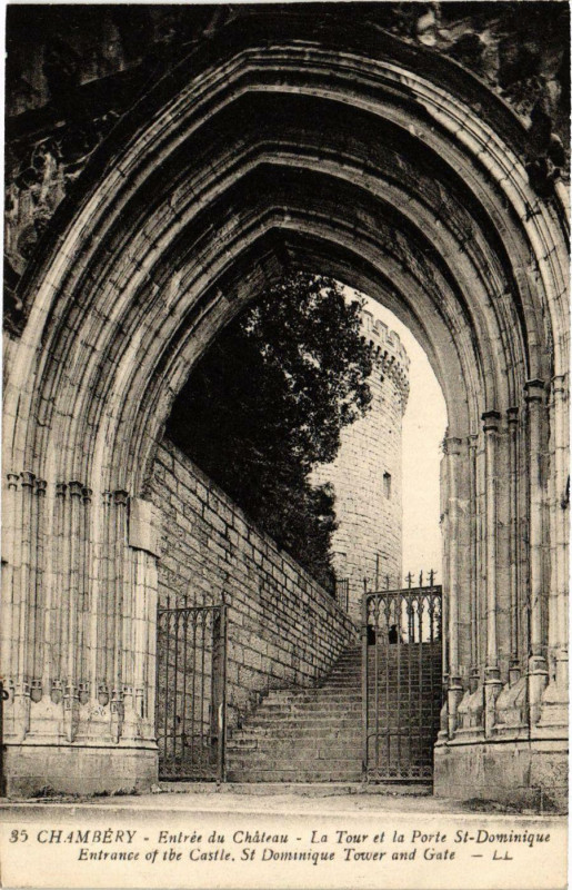 Carte postale ancienne Chambery - Entrée du Chateau-La Tour et la Porte Saint-Dominique à Chambéry