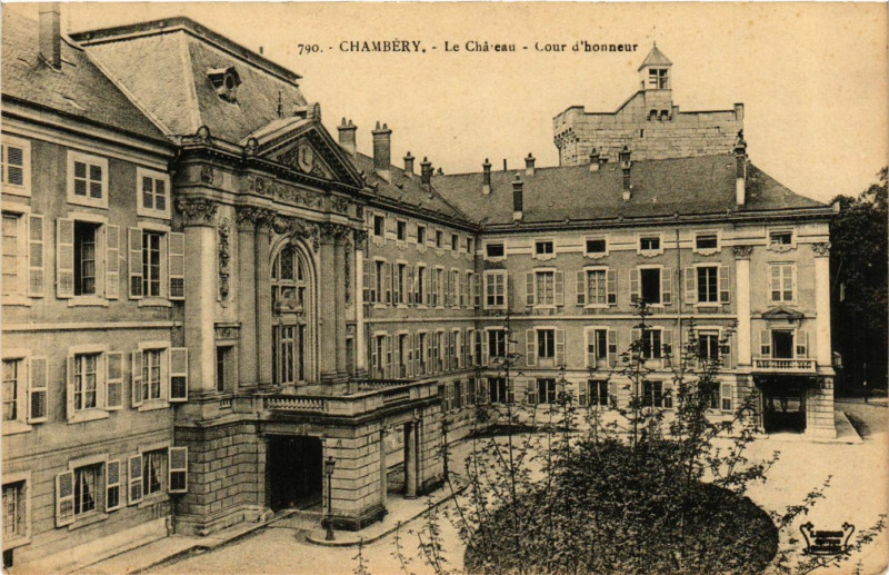 Carte postale ancienne Chambery - Le Chateau-Cour d'honneur à Chambéry
