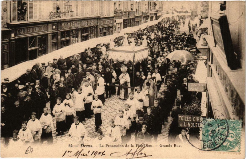 Carte postale ancienne Dreux - La Procession de la Fete Dieu Grande Rue à Dreux