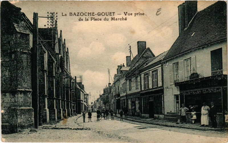 Carte postale ancienne La Bazoche-Gouet - Vue prise de la Place du Marché à La Bazoche-Gouet