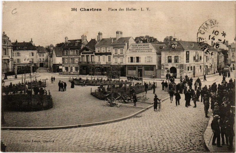 Carte postale ancienne Chartres - Place des Halles à Chartres