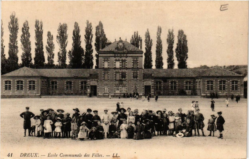 Carte postale ancienne Dreux - Ecole Communale des Filles à Dreux
