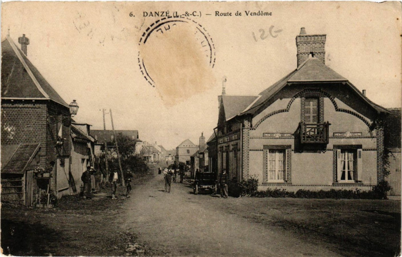 Carte postale ancienne Danze - Route de Vendome à Danzé