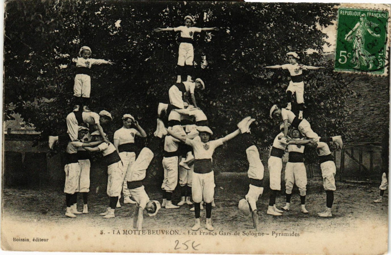 Carte postale ancienne La Motte-Beuvron - Les Francs Gars de Sologne - Pyramides