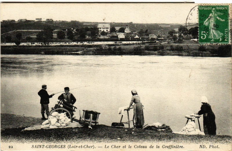 Carte postale ancienne Saint-Georges - Le Cher et le Coteau de la Graffiniere