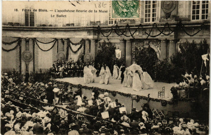 Carte postale ancienne Fetes de Blois - L'aporheuse-fleurie de la Muse - Le Ballet à Blois
