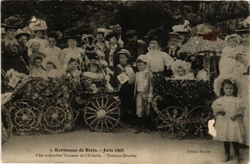 Carte postale ancienne Kermesse de Blois Fete on enfantine Terrasse de Eceche Vuitures à Blois