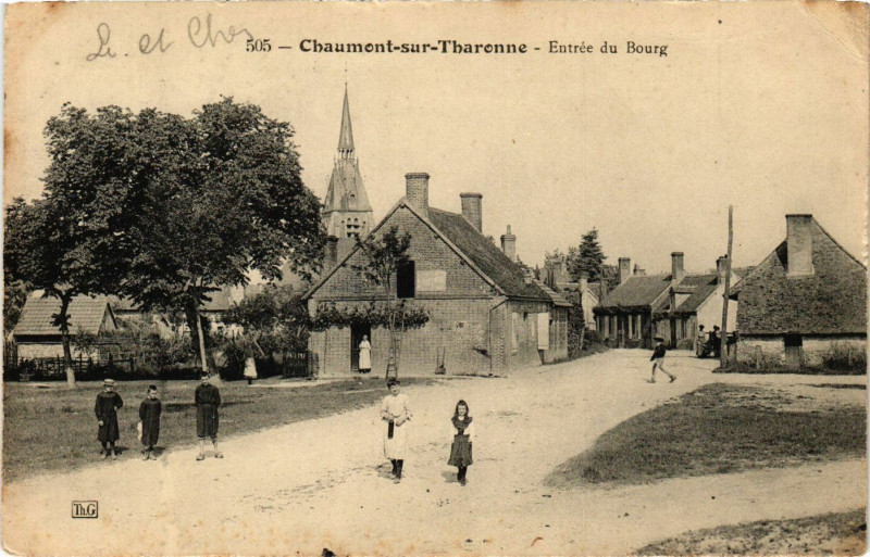 Carte postale ancienne Chaumont-sur-Tharonne - Entrée du Bourg à Chaumont-sur-Tharonne
