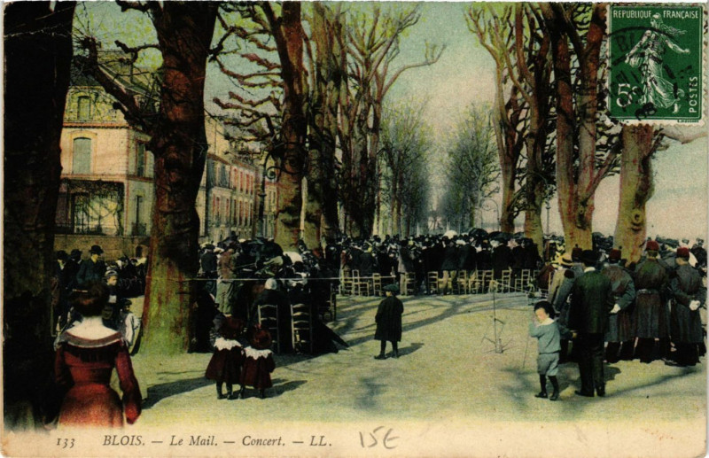 Carte postale ancienne Blois - Le Mail - Concert à Blois