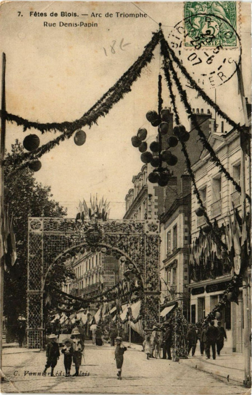 Carte postale ancienne Fetes de Blois - Arc de Triomphe - Rue Denis-Papin à Blois