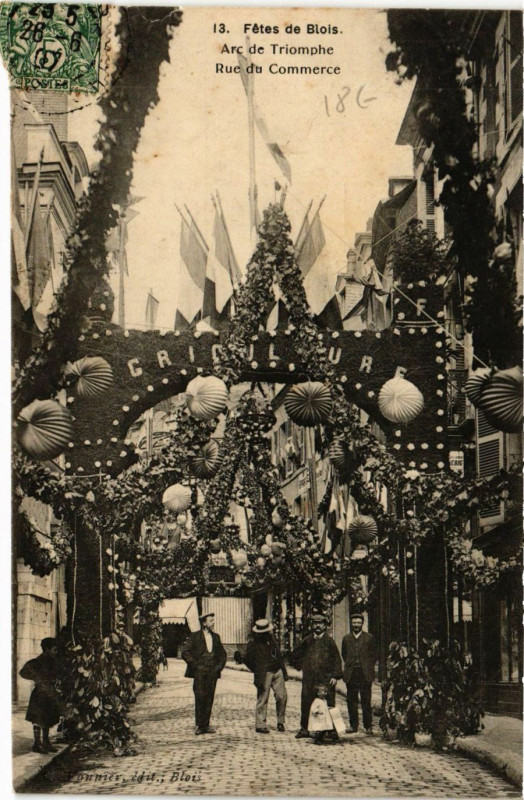 Carte postale ancienne Fetes de Blois - Arc de Triomphe - Rue du Commerce à Blois