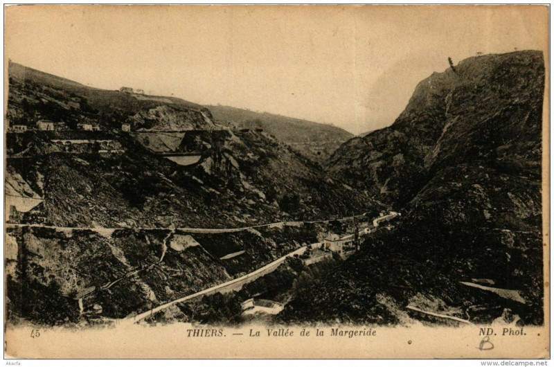 Carte postale ancienne Thiers La Vallée de la Margeride à Thiers