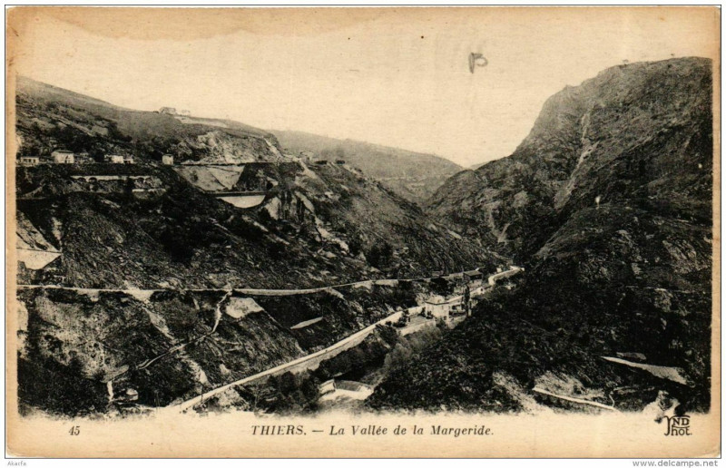 Carte postale ancienne Thiers La Vallée de la Margeride à Thiers