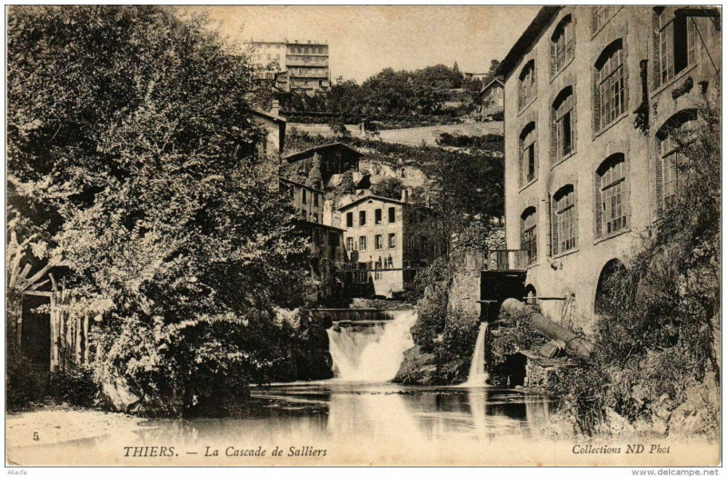Carte postale ancienne Thiers La Cascade de Salliers à Thiers