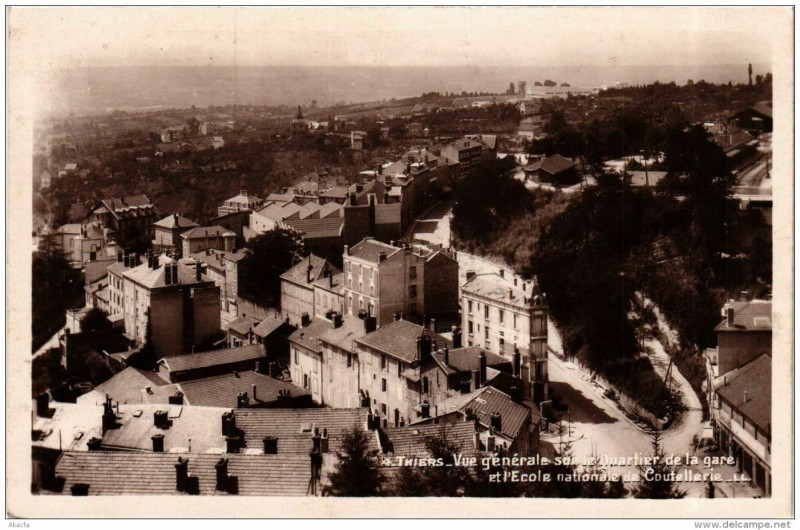 Carte postale ancienne Thiers Vue generale sur le Quartier de la gare au Quartier