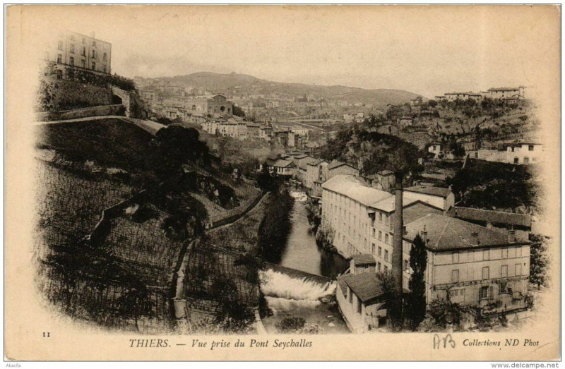 Carte postale ancienne Thiers Vue prise du Pont Seychalles à Ris