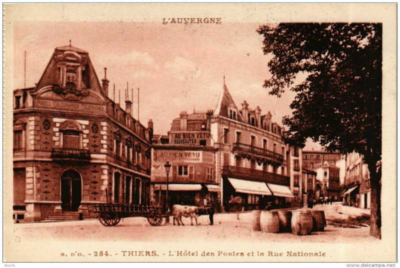 Carte postale ancienne Thiers L'Hotel des Postes et la Rue Nationale à Thiers