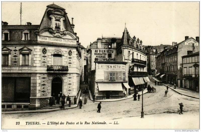 Carte postale ancienne Thiers L'Hotel des Postes et la Rue Nationale à Thiers