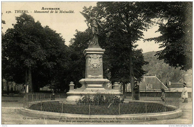 Carte postale ancienne Thiers Monument de la Mutualité à Thiers