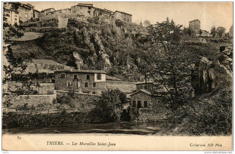 Carte postale ancienne Thiers Les Murailles Saint-Jean à Thiers