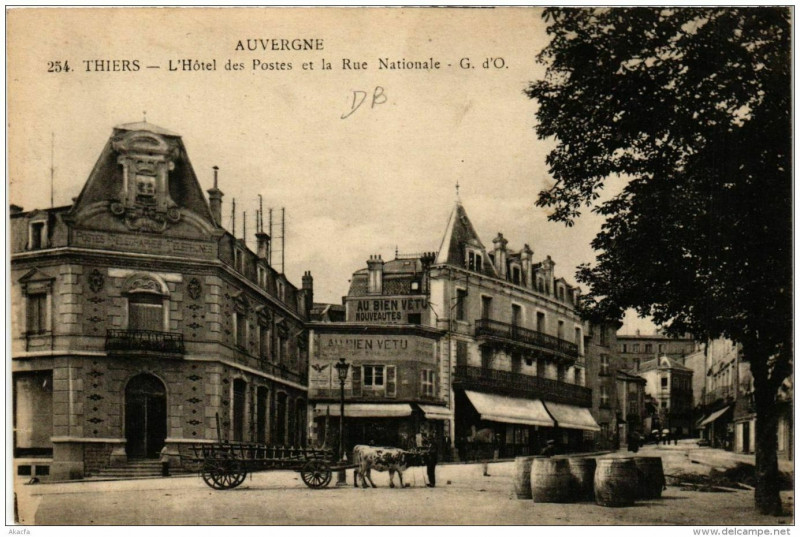 Carte postale ancienne Thiers L'Hotel des Postes et la Rue Nationale à Thiers