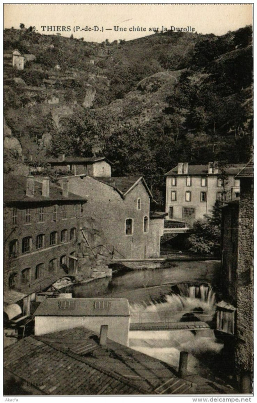 Carte postale ancienne Thiers Une chute sur la Durolle à Thiers