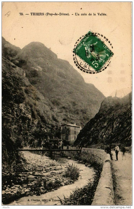 Carte postale ancienne Thiers Un Coin de la Vallée à Thiers