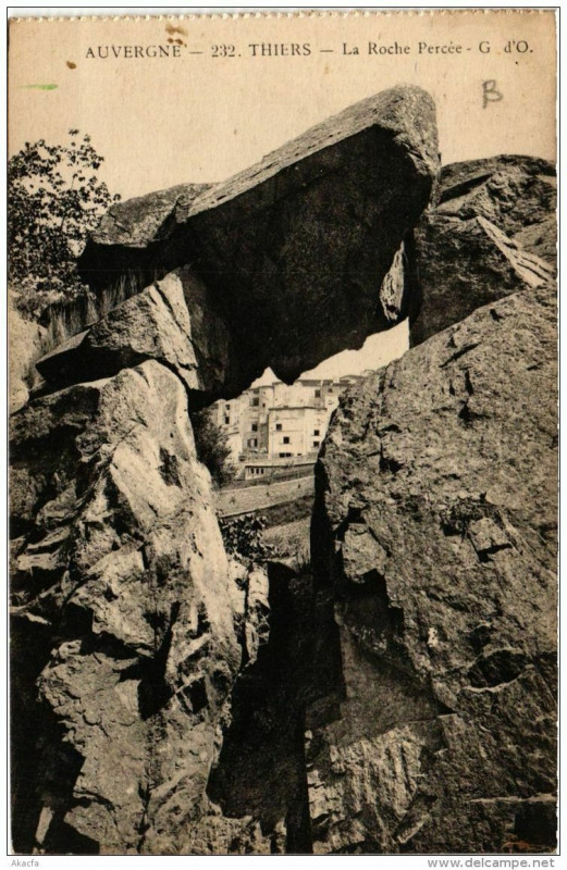 Carte postale ancienne Thiers La Roche Percée à Thiers