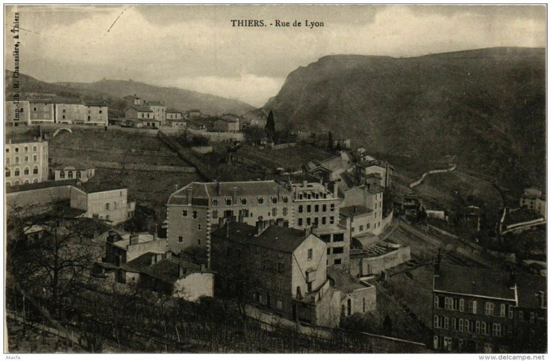 Carte postale ancienne Thiers Rue de Lyon à Thiers
