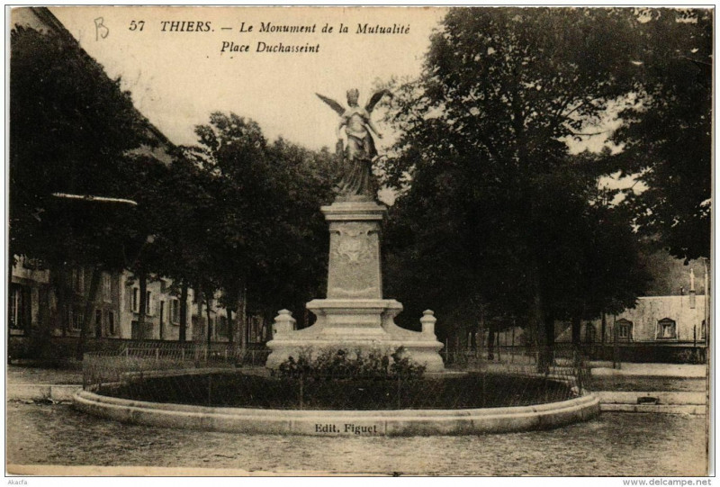 Carte postale ancienne Thiers Le Monument de la Mutualité à Thiers