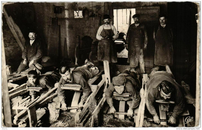 Carte postale ancienne Thiers Intérieur de Coutellerie Les Emouleurs à Thiers