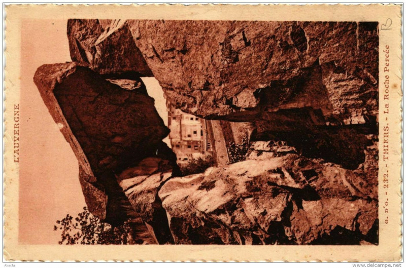Carte postale ancienne Thiers La Roche Percée à Thiers