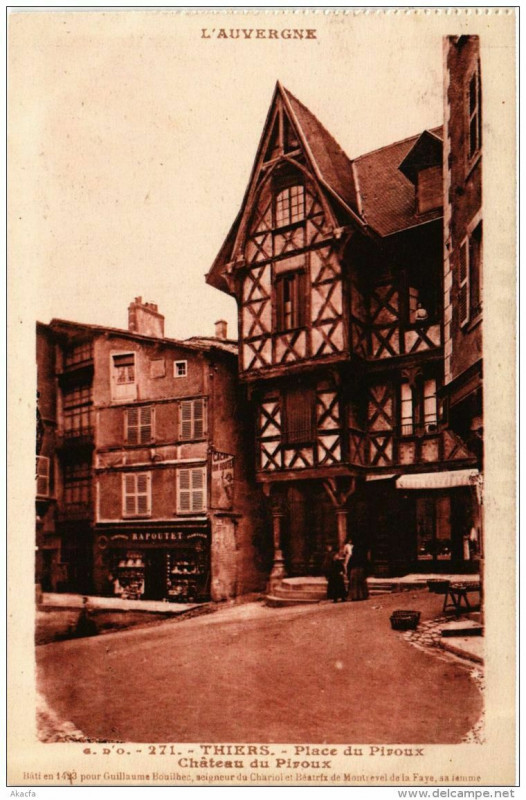 Carte postale ancienne Thiers Place du Piroux Chateau du Piroux à Thiers