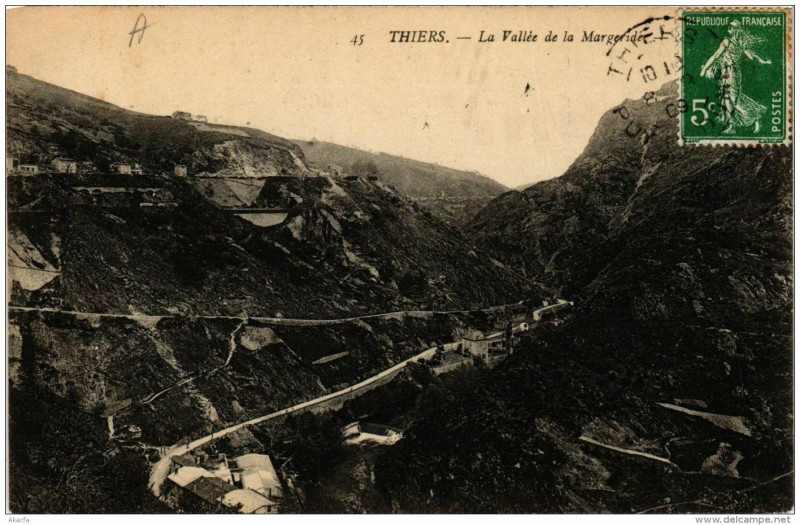 Carte postale ancienne Thiers La Vallée de la Margeride à Thiers