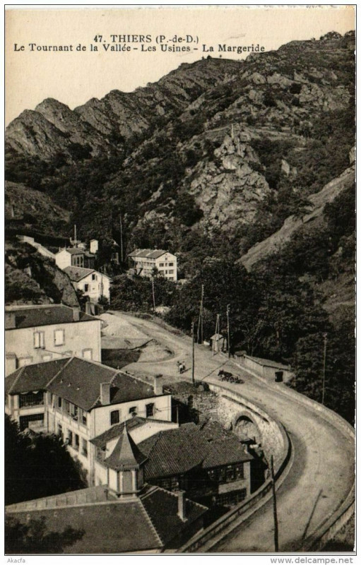Carte postale ancienne Thiers Le Tournant de la Vallée Les Usines à Thiers
