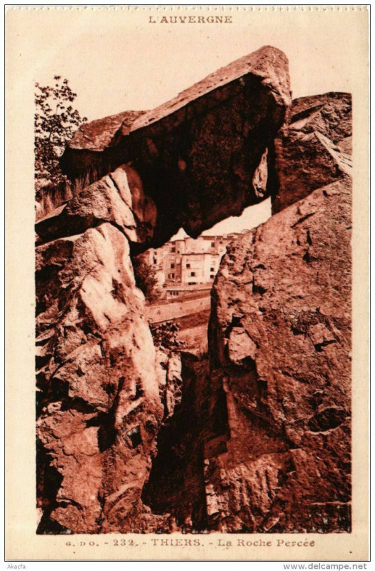Carte postale ancienne Thiers La Roche Percée à Thiers