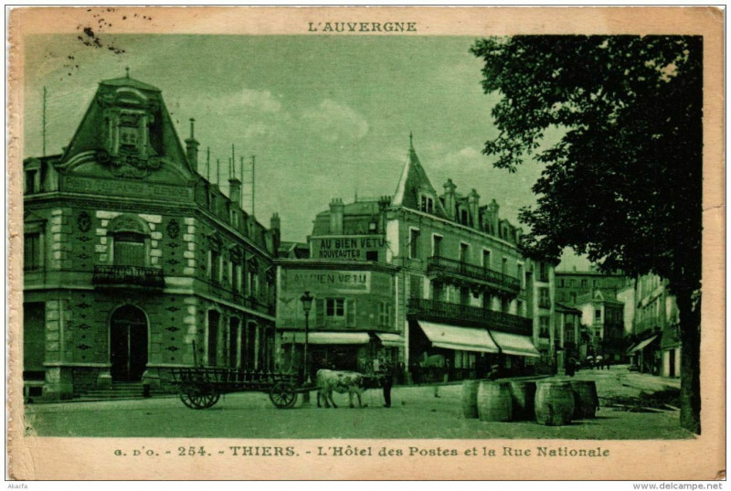 Carte postale ancienne Thiers L'Hotel des Postes et la Rue Nationale à Thiers
