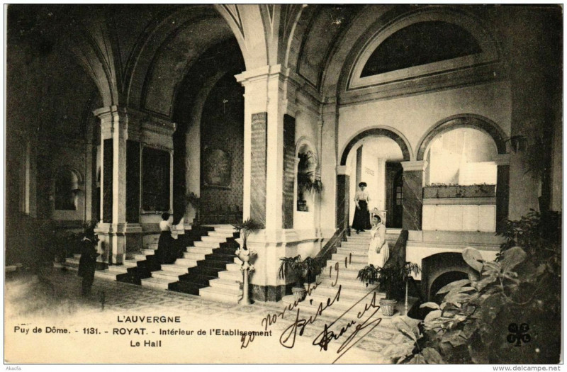 Carte postale ancienne Royat Intérieur de l'Etabl. Le Hall à Royat