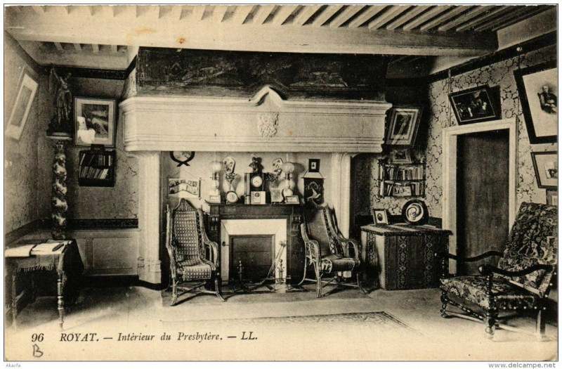 Carte postale ancienne Royat Intérieur du Presbytére à Royat