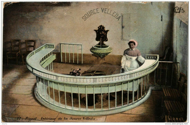 Carte postale ancienne Royat Intérieur de la Source Velleda à Royat