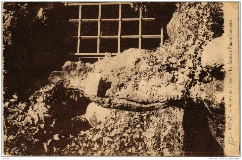 Carte postale ancienne Royat Grotte du Chien La Scorie a Figure humaine à Royat