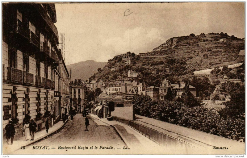 Carte postale ancienne Royat Boulevard Bazin et le Paradis à Royat